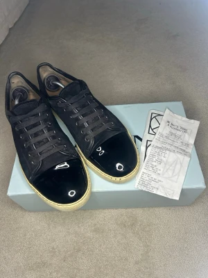 Lanvins UK 9 - Riktigt snygga lanvins med glansig cap toe i storleken UK9 vilket motsvarar 43-44☺️ inga större defekter, lite smutsiga bara🙃. Box och Dustbag ingår (kvitto om de önskas)🤩🙌🏼. Hör av dig för frågor osv. Pris kan självklart diskuteras vid snabb affär😆😇 Skickas bara med PostNord efter 24h😊 