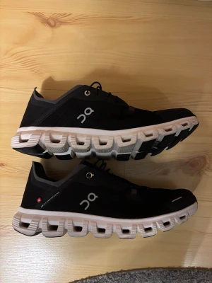 On Cloud 6 Coast - Ett par On skor i modellen Cloud 6 Coast. De är i använder men bra skick, storlek 43 och har en skön bra passform som sätter sig bra runt foten. Pris kan diskuteras vid snabb affär👍