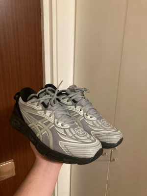  Asics gel quantom x C.P. Company - Snygga grå sneakers från Asics i samarbete med C.P. Company. Skorna har coola mönsterdetaljer i silver och svart, klassisk snörning och en bekväm platt sula. Ovandelen är i mesh och syntet för en sportig vibe. Skorna är i princip helt nya, endast använda ett par gånger. Storlek 45. Pris kan diskuteras. 