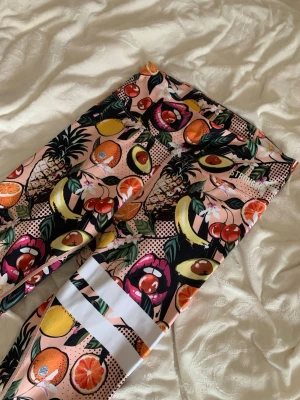 Stronger tränings byxor - I storlek S köptes för 800kr och har inte alls några stora tecken på användning.