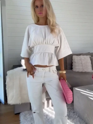 Blus  - Så snygg vit blus som man knyter där bak. Storlek S men passar även xs. Använd en gång, nypris 400kr och slutsåld 