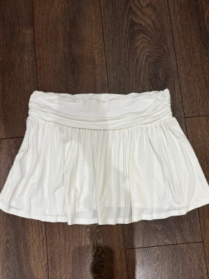 Kort vit kjol med volang - Supersöt vit kjol med volangdetaljer från Nelly. Använd ett fåtal gånger.