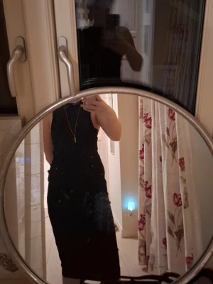 Svart ärmlös klänning, storlek S - Säljer en svart, ärmlös klänning i storlek S. Klänningen har en kroppsnära passform och går ner till knäna. Perfekt för dig som gillar en stilren och enkel look. Materialet känns mjukt och stretchigt, troligen polyester eller bomull.