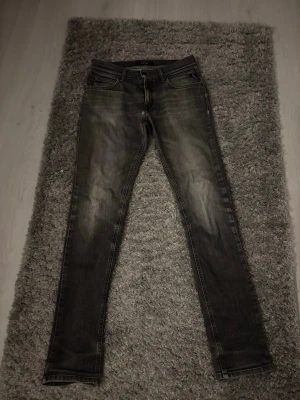 Gråa replay jeans 29W 30L - Snygga gråa replay med storlek 29W 30L, den har början på ett litet hål framtill men ingen man tänker på. 