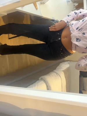 Svarta bootcut jeans med hög midja - Säljer ett par svarta bootcut jeans med låg midja.  Storlek 32 men passar även 34 är 163 men sitter perfekt i längden!