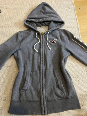 Hollister zip up hoodie - Size: L Waist: 48cm x2 Length: 66cm ~Zipper is slightly slow :)) 