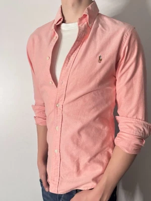 Ralph Lauren Skjorta - Följare får 100kr rabbat på originalpriset! Skjortan från Ralph Lauren är i storlek S. Den är i ny skick och supersnygg. Nypris ca 1600kr! Glöm inte att följa🌊🍾