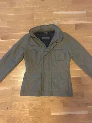 Aspesi field jacket - Säljer en Aspesi field jacket i mycket fint skick. Nypris ca 8 000 kr.  Jackan är i storlek M, men sitter mer som S / XS. Klassisk och stilren field jacket i högkvalitativt material – minimalistisk design och premiumkänsla som Aspesi är känt för.  Knappt använd, inga fläckar, hål eller slitage. Perfekt som vår-/höstjacka eller mild vinter med lager under.  Hör av dig om du har frågor eller vill ha mått!