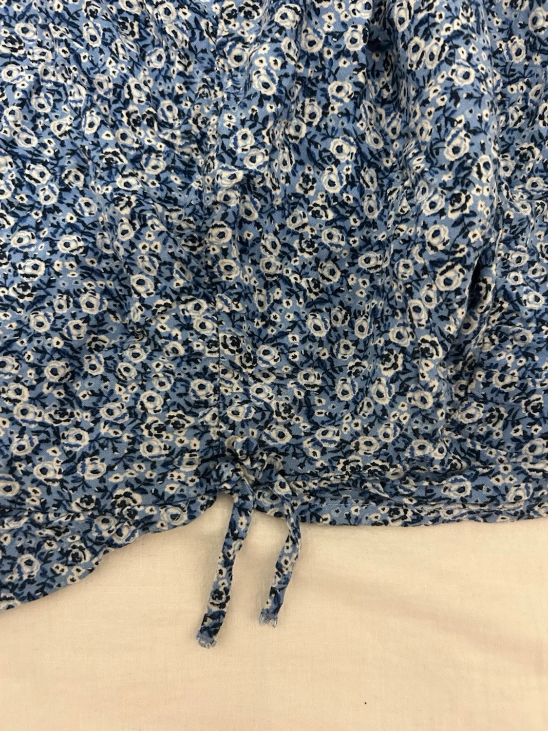 Blå blommig kortkjol med snörning - 1