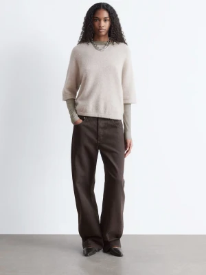 STICKAD TOPP I ALPACKABLANDNING  - Mjuk stickad topp i ljusbeige med avslappnad passform och kort ärm. Rund halsringning och rena, minimalistiska detaljer som gör den lätt att matcha både till vardags och mer uppklätt.  Nypris: 780kr. Skriv för fler bilder! 