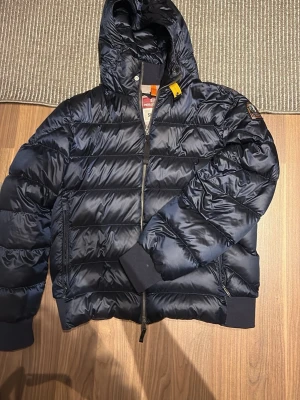 dunjacka från Parajumpers - Säljer min nya mörkblåa dunjacka från PJS. Ser ut som en helt ny från butik. Äkta. Orginal pris 6000kr. Vi kör på snabb affär här. 