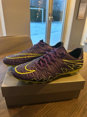 Nike hypervenom - Dessa Nike hypervenom är i otroligt bra skick och extremt eftertraktade just nu! Perfekt till er som vill sticka ut med ett par unika dojjor