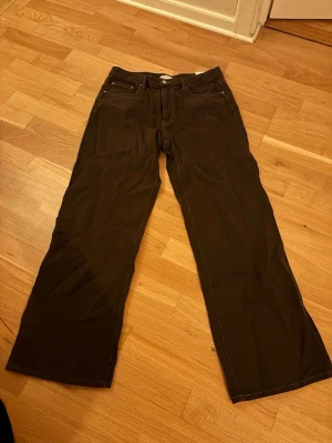 Bruna wide jeans - Snygga jeans med breda ben och klassisk femficksdesign. Jeansen har en rak passform och är tillverkade i ett robust jeanstyg som ger en cool och avslappnad look.