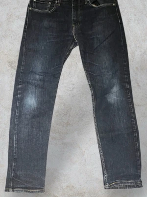 Levi's 501 svarta raka jeans - Hej, säljer ett par snygga Levis jeans. Storlek W32 L32 och i toppen skick. Skriv till mig vid minsta fundering. Mvh Marius 