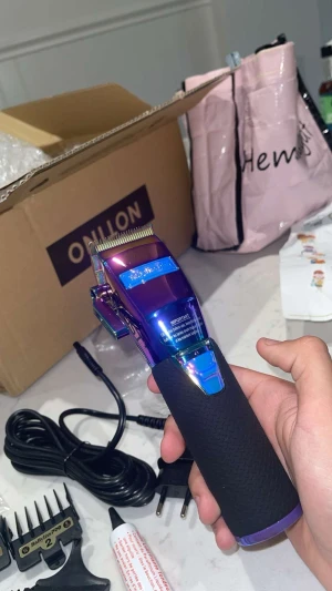 Elektrisk hårtrimmer i metallic - Snygg Babyliss fx boost+ elektrisk hårtrimmer i metallicblå och lila med svart gummigrepp. Den är riktigt stark och klipper igenom vilket hår som helst.  Trimmern levereras med laddare, Perfekt för att fixa frisyren hemma eller starta din egen barber karriär 😁inte använd många gånger alls, skriv ifall ni har några frågor🤝