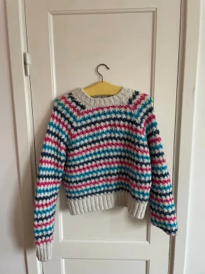 stickad tröja med mönster - Säljer en mysig stickad tröja från zara 