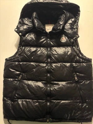 Svart dunväst  - Hej säljer nu min svarta dunväst eftersom jag inte har någon användning utav den längre så om du är intresserad är det bara att skriva. Storlek M