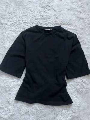 Trendig knyt t-shirt från Nelly - Svart viral topp med rund halsringning och halvlånga ärmar. Toppen har ett brett knytband i midjan som ger en snygg siluett. Tillverkad i mjuk bomull, perfekt för en stilren look. Jättefint skick, knappt använd. Priset går att diskutera🫶🏼