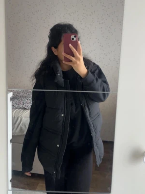 Svart dunväst  - Väst från missguided, i bra skick, har snören på sidan men några snören har gått bort (se bild)