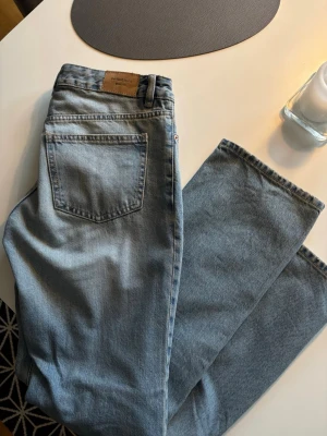 Lågmidjade jeans - Blåa lågmidjade jeans från Gina Tricot i storlek 36. Använda 2-3 gånger. Superfint skick!