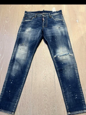 Dsquared2 jeans unisex - Säljer mina äkta Dsquared2 jeans. Använda 2 gånger, fortfarande i bra skick. Både till kvinnor och män. Storlek 40 i damstorlek, storlek S i herrstorlek. Nypris 6000