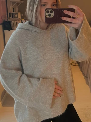 Grå stickad hoodie - Jättemysig oversized tröja med luva💕