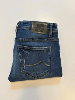 Jacob cohen jeans limited edition 688 - Blåa Jacob cohen jeans limited edition //  Mycket bras skick //  Modell:688.C  Storlek 33 //  Mått  Midja bredd 40cm  Längd 94cm  Innerben längd 68cm  Lårvidd 27cm  Benöppning 17cm  Skriv vid minsta fråga eller fundering🤝 