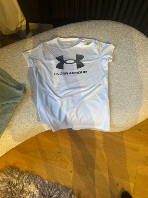 En UNDER ARMOUR T-shirt  - Under armour T-shirt för 90 kr storlek xs eller xxs 