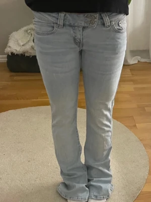 Ljusblå bootcut jeans  - Säljer ett par ljusblå oanvända jeans. Helt nya. Bakfickorna är helt vanliga basic utan mönster. Innerbenslängd 83 cm.