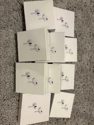 3 AirPods  - 3 AirPods 