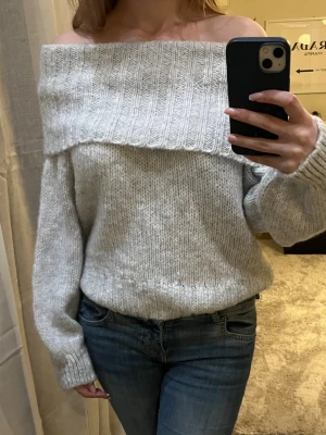 Ljusgrå off shoulder stickad tröja - Stickad off shoulder tröja
