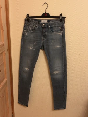 Replay Jeans  - Ett par väldigt snygga Replay Willbi Regular Slim Fit jeans. Har används 2-3 gånger så nästan nyskick. Skriv vid mera frågor/bilder 🙌😊  Fraktar inom 24 timmar 🚚