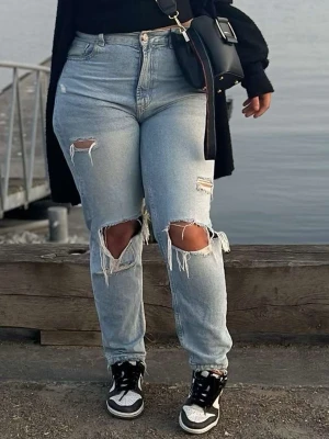 Ljusblå ripped jeans med hög midja - Trendiga ljusblå jeans med stora slitningar över knäna och mindre slitningar på låren. Hög midja och rak passform ger en snygg siluett. Perfekta för en avslappnad streetstyle-look.