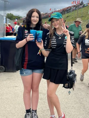 Säljer emot brevid mig - Ett skumt emo.  Ganska gammal och skruttig.