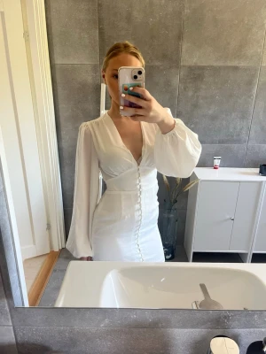 Studentklänning - Vit studentklänning, aldrig använd. 