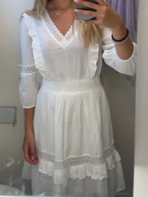 Vit kort klänning - Superfin vit kort klänning från Vila! Har endast använt en gång så den är i nyskick. Perfekt till exempelvis studenten eller midsommar. 