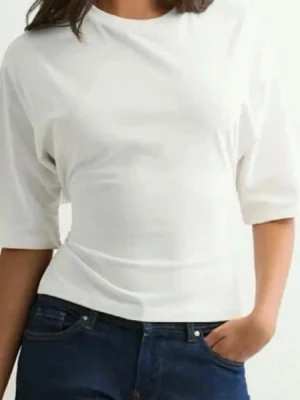 Nelly tie top white xs 💕 - Trendig vit croppad topp med halvlånga ärmar och öppen rygg som knyts med breda band. Jätte fin topp sitter tajt runt midjan beroende på hur tajt man knyter men super söt 💕