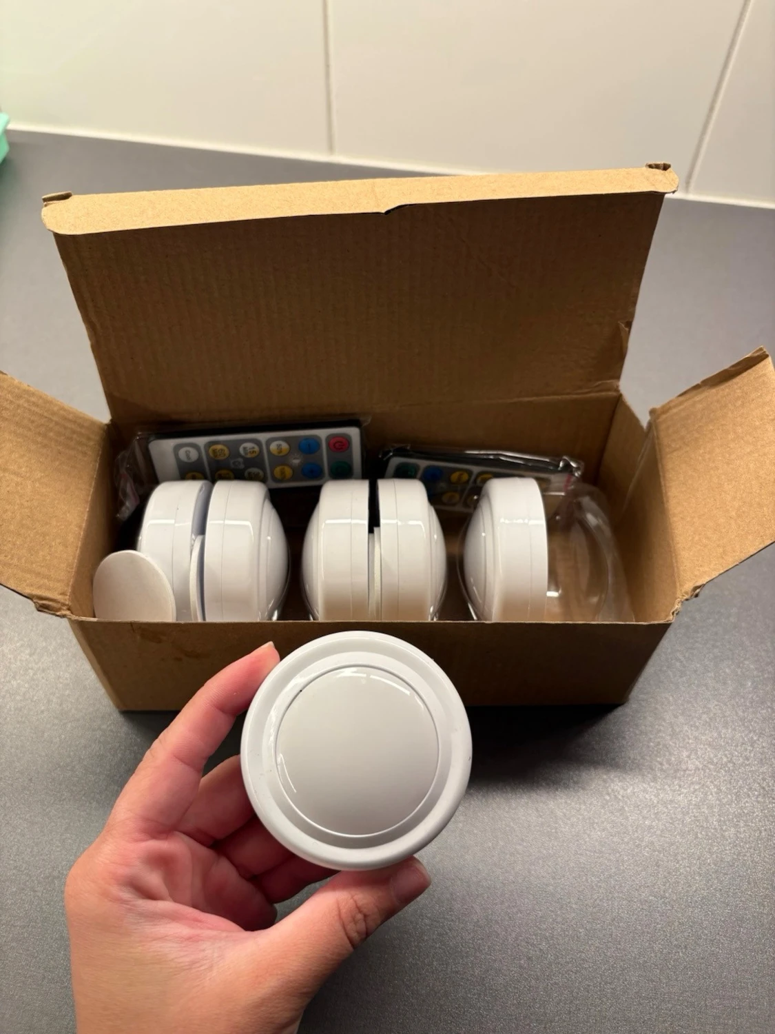 Trådlösa LED pucklampor med fjärrkontroll