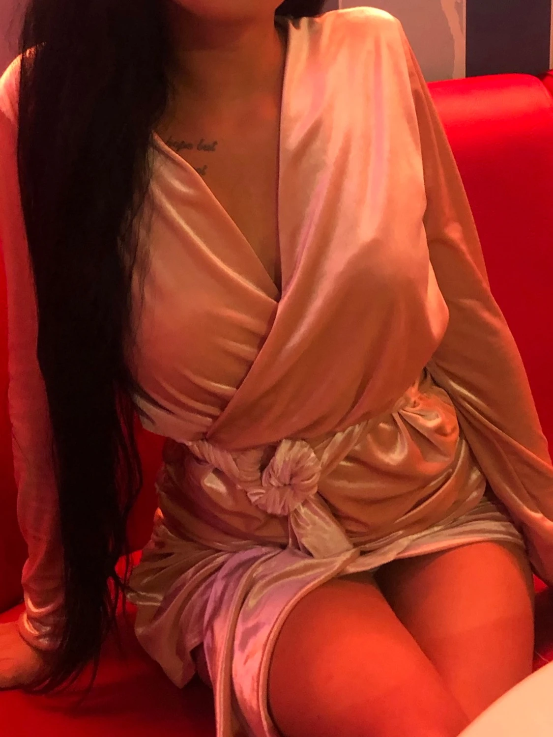 Champagnefärgad omlottklänning i satin - 1