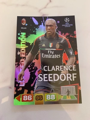 Limited Edition Clarence Seedorf kort - Samlarkort med Clarence Seedorf från AC Milan, Limited Edition. Kortet har färgstark bakgrund, holografiska detaljer och visar spelarens stats: 86, 95, 88. Perfekt för fotbollsentusiaster och samlare.
