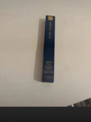 Estée Lauder Double Wear maskara  - Estée Lauder Double Wear maskara  i originalförpackning. Kommer i en elegant mörkblå rektangulär kartong med guldtext. Perfekt för dig som vill ha en hållbar och täckande bas. Innehåller 25 ml.