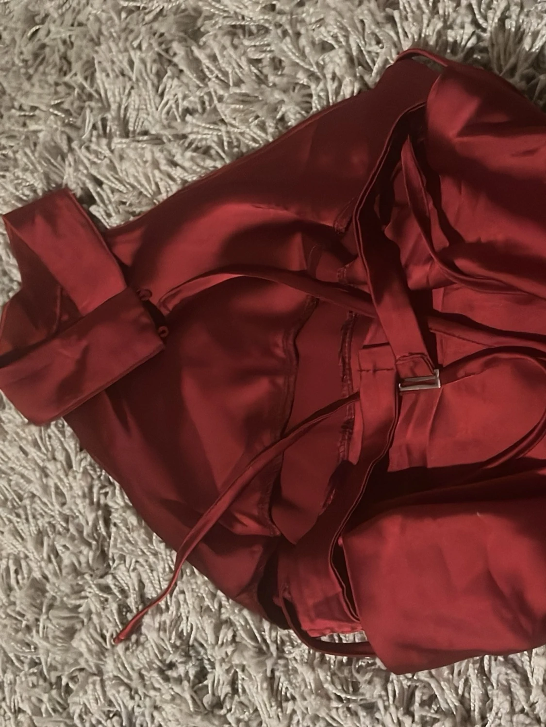 Röd kort satinklänning med halterneck - 1