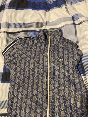 Lacoste  - Lacoste zip är i nyskick Storlek S 
