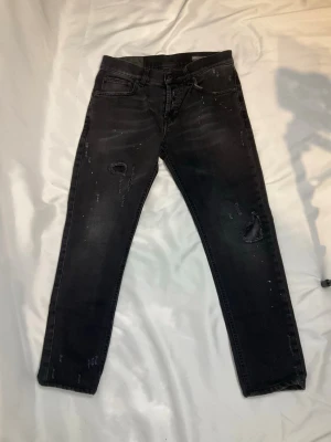 Dondup Jeans - Tja säljer ett par Dondup Mius jeans. Trendigaste jeansen på marknaden. Vårt pris är 899kr medans nypriset ligger på 4000kr. Jeansen är i fint skick och har original slitningar från fabrik vilket är mycket eftertraktat och populärt. Skriv vid frågor eller ifall du vill ha fler bilder.