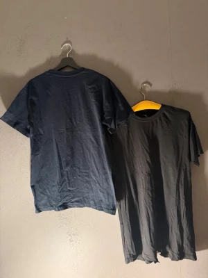 Arbetskläder T-shirt - Här är ett paket med t-shirts i olika stilar. En gul varseltröja med långa ärmar och reflexdetaljer, samt ett par svarta t-shirts med korta ärmar.  - Storlek  - Gröna long sleeve (M) - Svart T-shirt (XL) - Svart T-shirt (M) -Svart T-shirt (S)  Två stycken svart t-shirt är nytt Allting samma pris