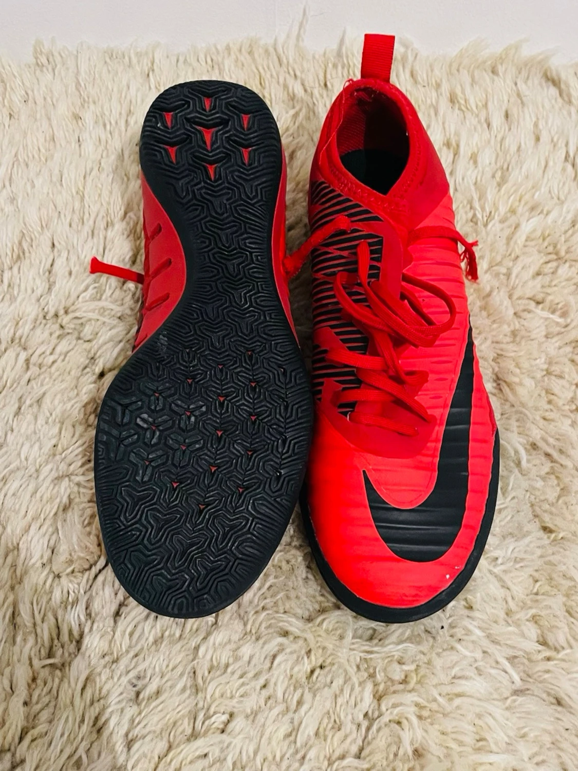 Röda Nike fotbollsskor med snörning