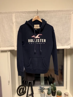 hoodie från Hollister - Jätte fin Hollister hoodie i storlek S utan några skavanker. Den är i storlek S och vid frågor om bilder eller liknande är det bara att fråga😄💚