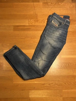Diesel jeans - Säljer dessa sjyssta Diesel jeans✨                   | Storlek: 31/32 | Passform: slim | Skick: bra (endast en snygg slitning) | Skriv vid minsta fundering🤝⭐️
