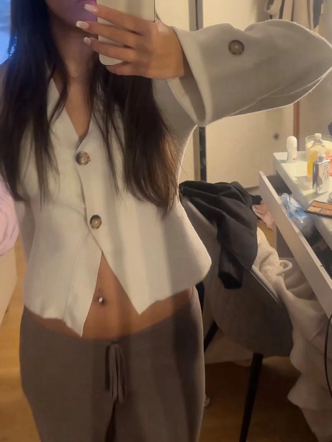 Vit kofta med träknappar