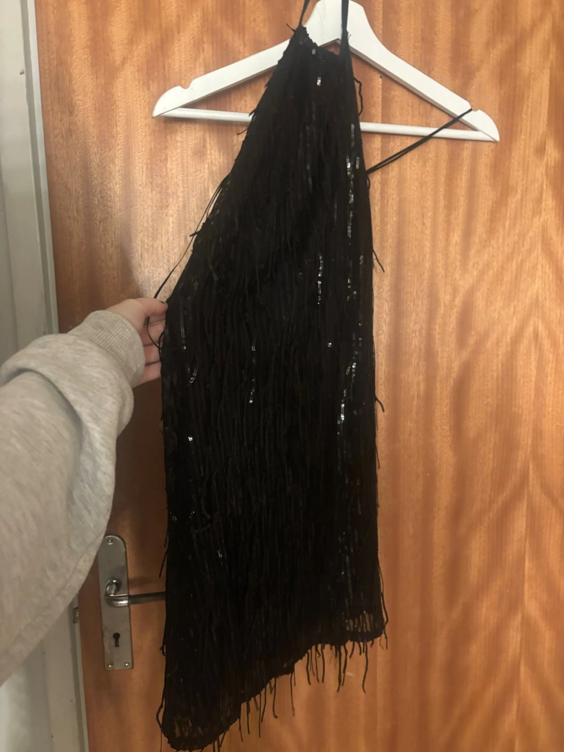 Svart glittrig oneshoulder klänning från pull and beer 